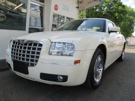 2005 Chrysler 300.