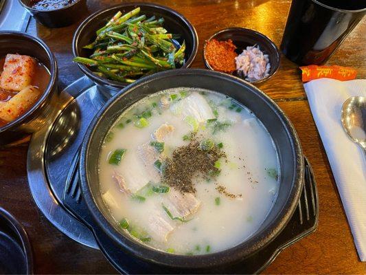 Dwaeji Gukbap (pork broth)