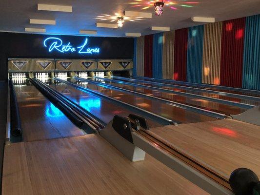 6 retro-themed bowling alley lanes