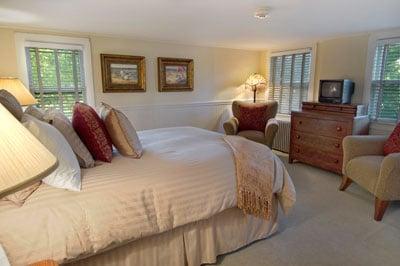 Huntting Inn Standard Queen Bedroom