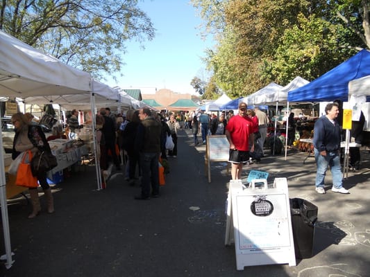 Already many shoppers by 10:30 on a fall morning