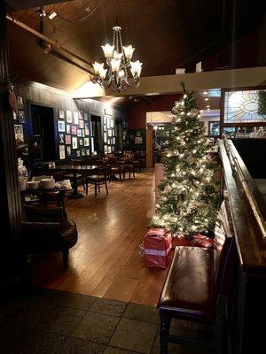 Looking into the bar and restaurant area from the greeting area, nice holiday decorations