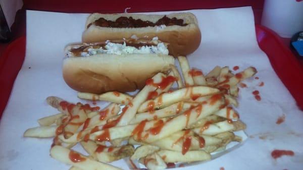 A awsome chilly dog & slaw dog ,with fries and sweet tea ,and it was off the chain ,well return again very soon