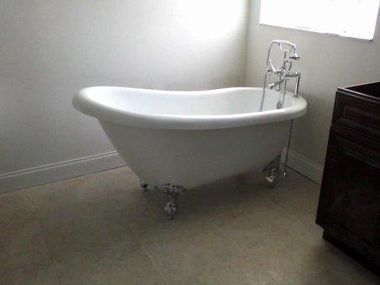 Claw foot slipper tub installed by Gillum-Waddell Plumbing