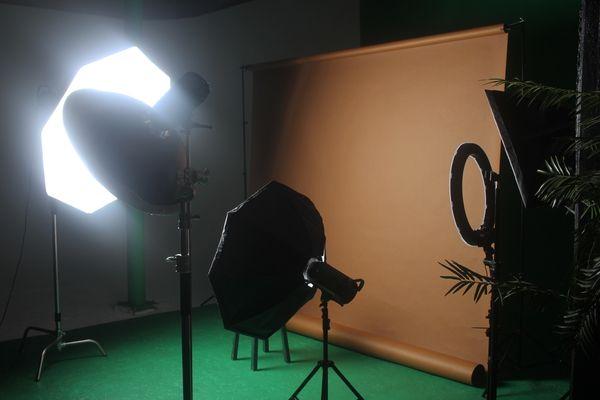 @houseofartatl  Cyc wall, greenscreen & various seamless color backdrops available. Strobe & continuous lighting provided @ no extra cost