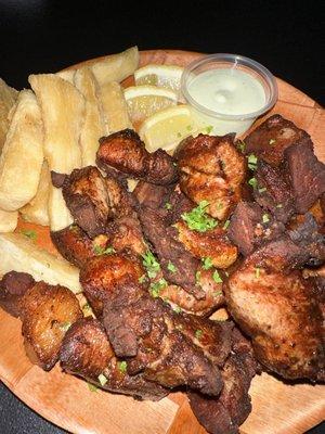 Carne frita & fried yuca