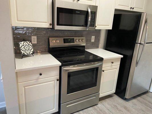 Quartz Carrara with Grey tile splash