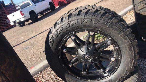 FUEL HOSTAGE WHEELS CHEVY/FORD 20X9 33X12.50R20 ROADCLAW M/T