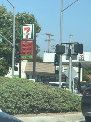 Front sign 7-Eleven City of Glendale, CA