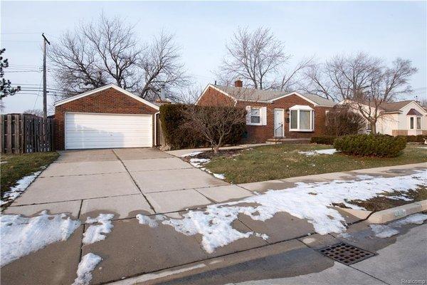 This Saint Clair Shores ranch was sold in the blink of an eye (4 days) for $106,900.