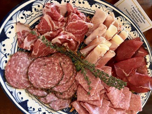 Mixed plate with salami, cooa, prosciutto