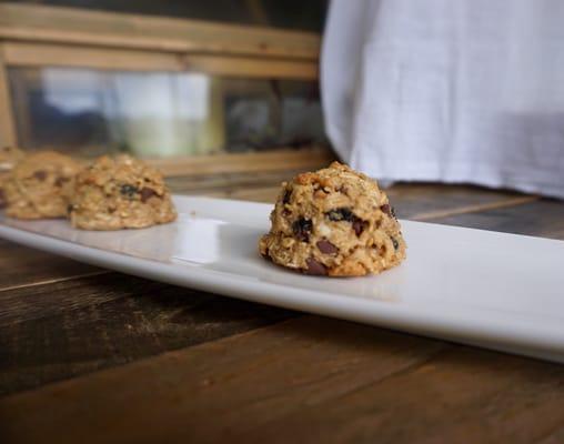 Peanut butter power cookies - GF cookies loaded with flax seed, almond meal, oats, chocolate chips and currants