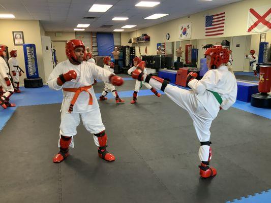 Sparring practice Orange - red belt class