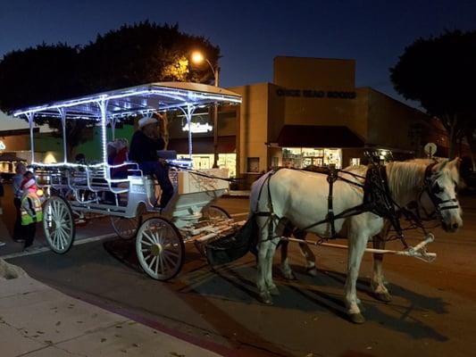 Horse drawn carriage, how cute!!