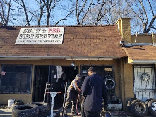 Snow & Red Tire Service