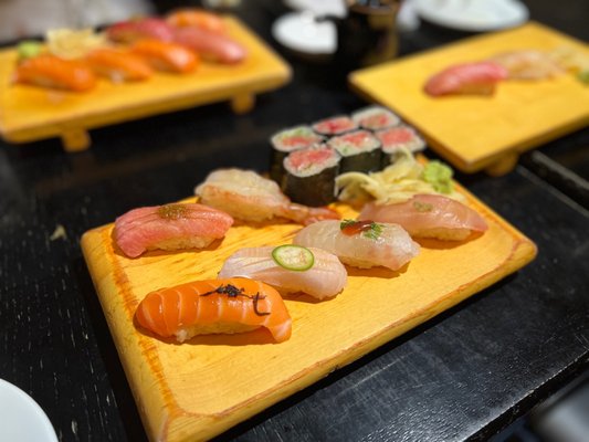 Omakase (front); nigiri (back).