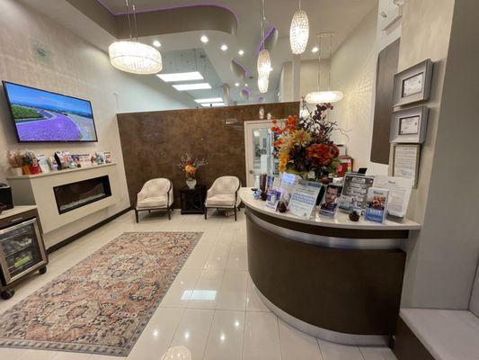 Are you looking for a caring and experienced general/cosmetic dentist in Lincoln Park area of Chicago? Look no further!