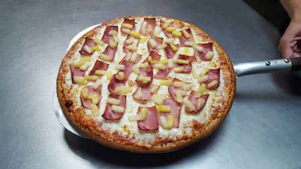 Never frozen pizza. Hawaiian style.