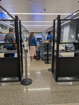 TSA PreCheck lines with Analogic luggage scanning machines.