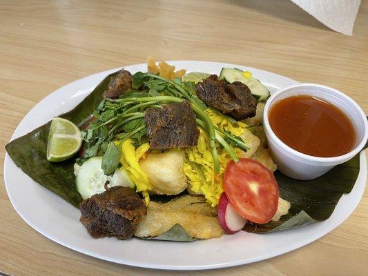 Yuca frita con chicharrón