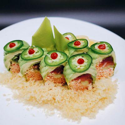 Green supreme roll
In: sp.crabmeat, salmon, tuna, cucumber
Out: avocado, jalapeno