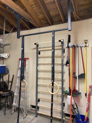 Stall bars and pull up bar.