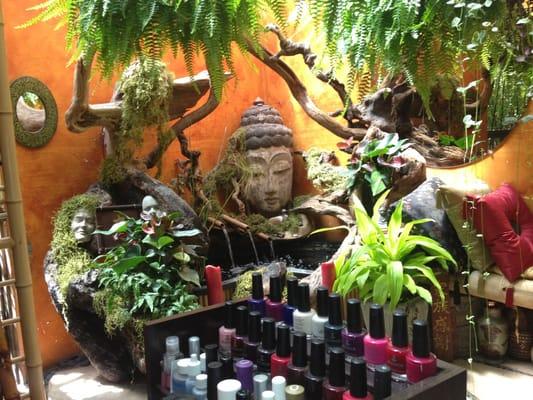 Little zen garden where I get my shellac on.