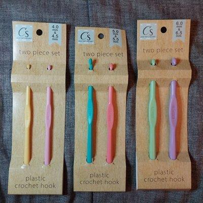 Plastic crochet hooks.Sizes 4.0/G/6, 4.5/7, 5.0/H/8, 5.5/I/9, 6.0/J/10, and 6.5/K/10.5