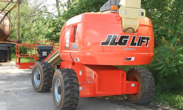 Our refinishing team can sandblast, prep, and paint your trucks, heavy equipment, trailers and more.