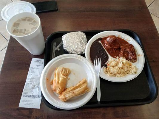 Pollo en mole, tamales, horchata