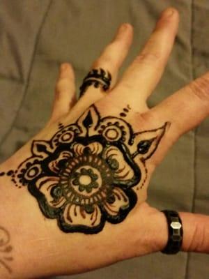 A Henna Flower design I did, inspired by a photo I saw on Instagram. I also included a leaf-lined ring on my ring finger.