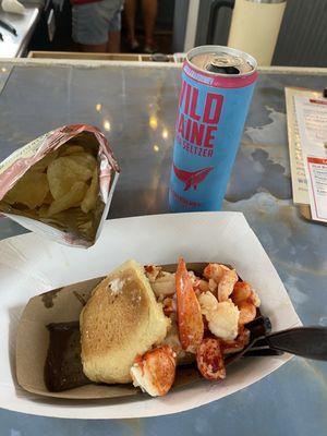 Mini hot lobster roll with chips