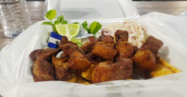 Yuca frita con chicharron