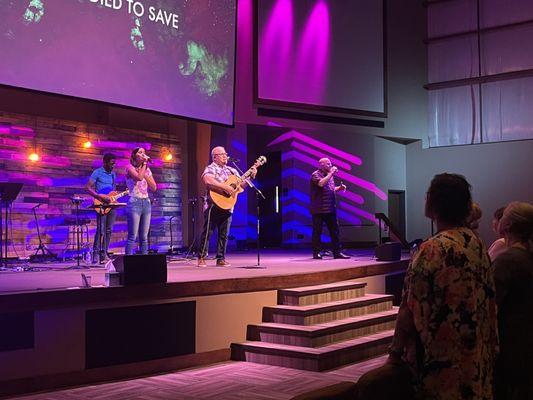 Live worship on Sunday morning at Pikes Peak Christian Church in Colorado Springs, CO