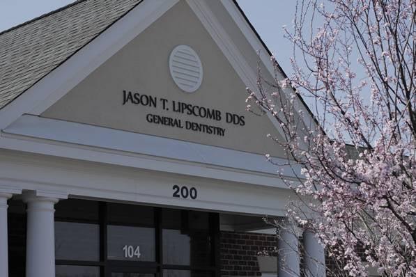 The dental office of Jason T. Lipscomb D.D.S. in springtime