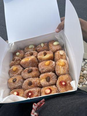 Set of 20 donuts: key lime pie, chocolate, dulce de leche, mango, strawberry and cream, and a carrot cake with cream cheese filling.