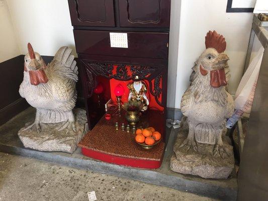 Chickens statue.