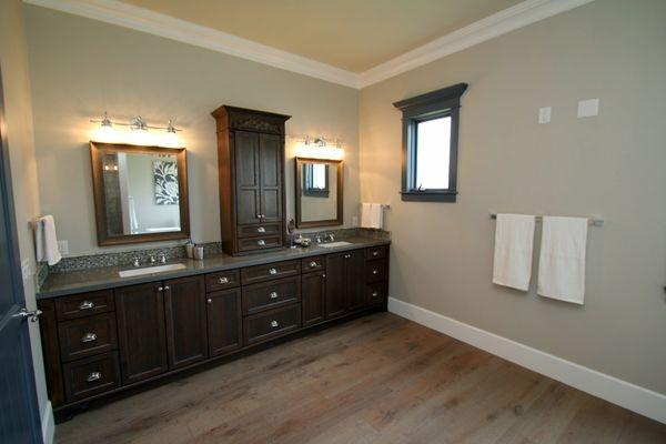 Master Bath Staged by Revamp Professional Home Stagers #homestaging #homestagingscottsdale #homestagingPhoenix #realestatescottsdale