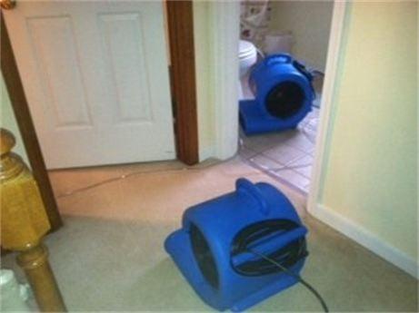 Emergency Water Damage: Drying walls and floor