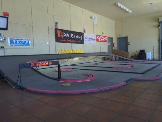 1/28th scale /Mini Z RC track with elevated straight away.