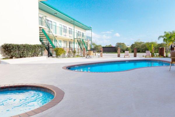 Outdoor Pool & Grills for guest use