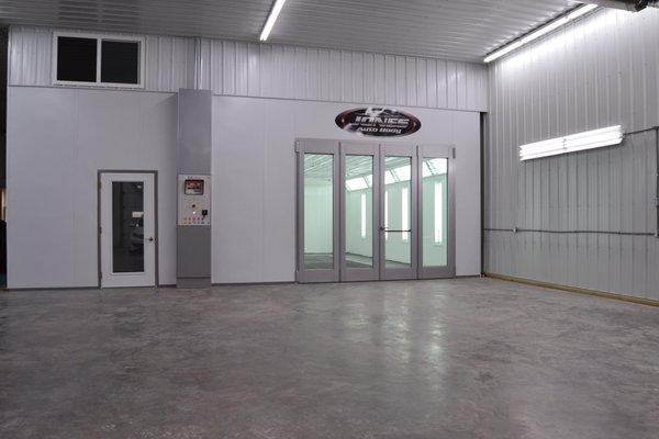 Full downdraft paint booth