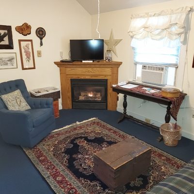 One bedroom comfy cottage is available without breakfast only as there is a full kitchen. Sleeps 2.