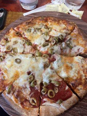 Personal pizza with green olives