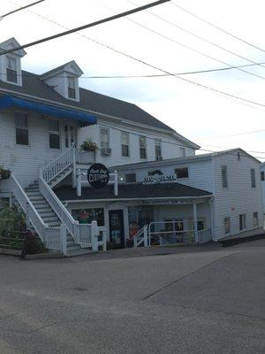 Back Bay Clothing of Wolfeborough -- 2 North Main Street / Route 109, Wolfeborough           Storefront