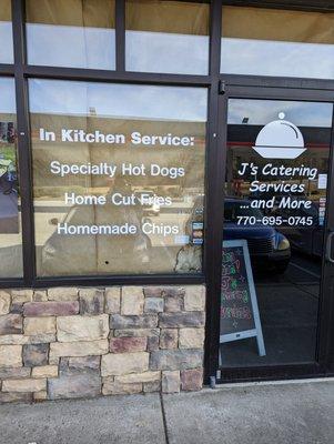 In kitchen service
Specialty hot dogs
Home fries and homemade chips