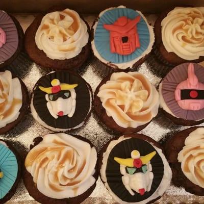 Gundam themed chocolate dream cupcakes, alternating with buttercream frosted cupcakes featuring a salted caramel drizzle