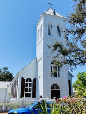 Christ Church, oldest still standing in Florida. So dreamy, quaint & perfectly manicured. Gorgeous inside & out.