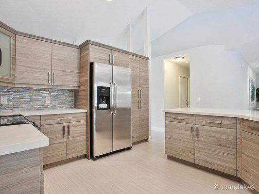 Horizontal grain on doors. Beautiful and inexpensive kitchen