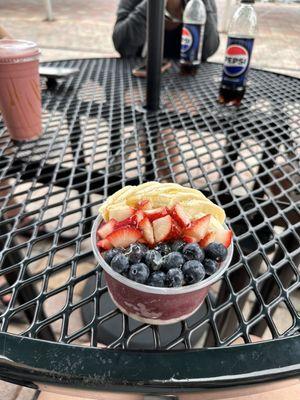 Açaí bowl and dragons breath smoothie